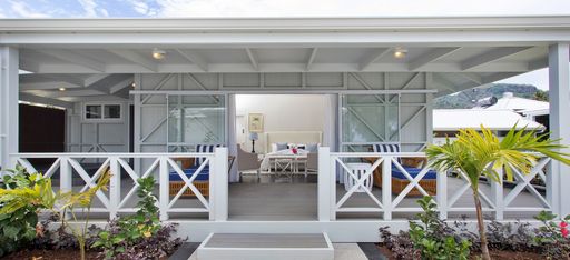 Außensicht des Waterfoot House mit Blick auf Terrasse und die Master Suite