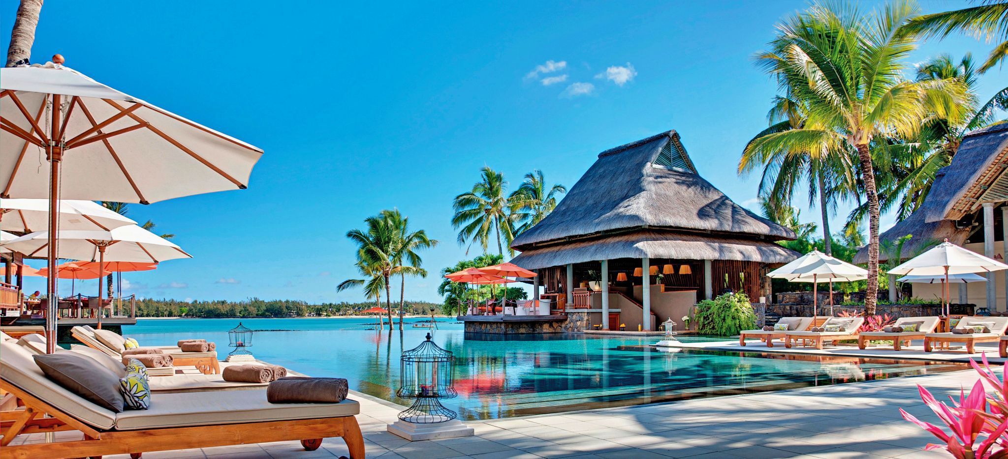 Der Hauptpoolbereich des Hotels Constance Le Prince Maurice auf Mauritius