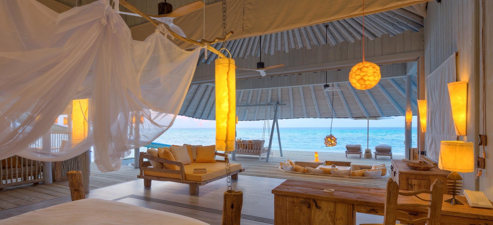Die Schlafzimmer einer Wasservilla der Kategorie Overwater Hideaway im Hotel Soneva Secret auf den Malediven