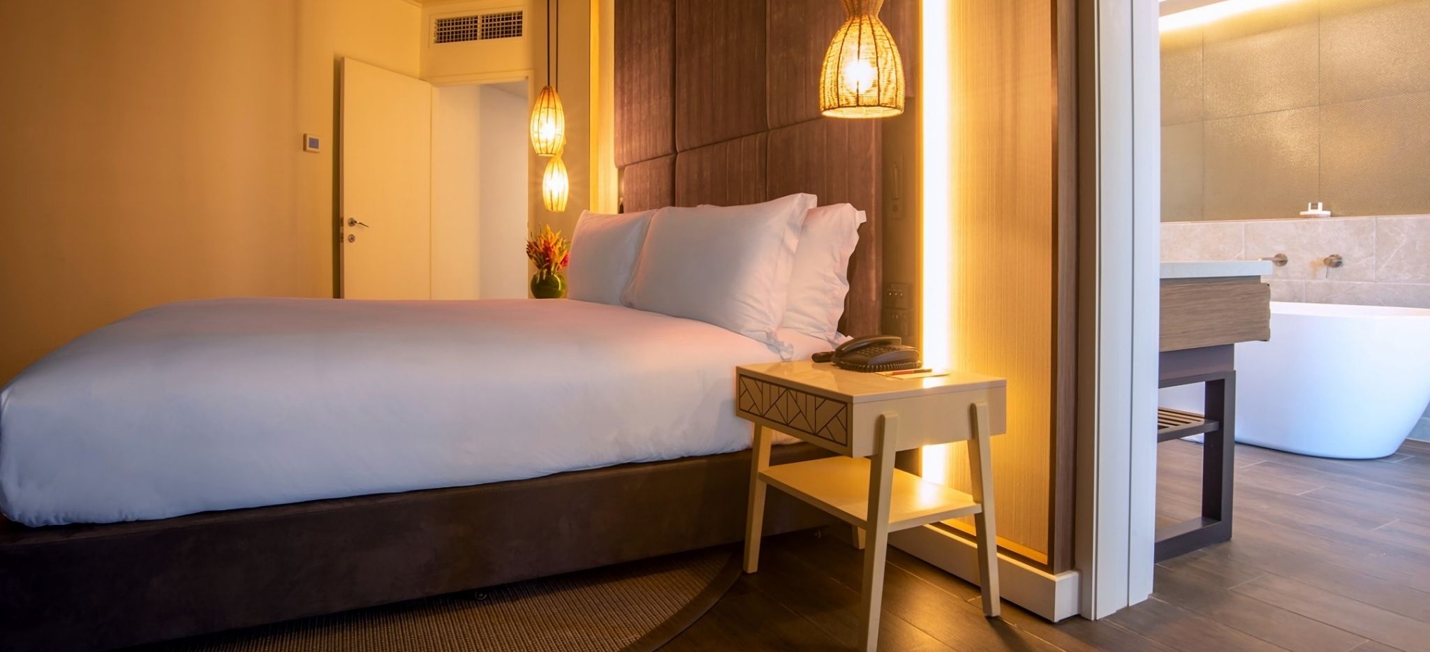 Zimmer im Hotel Sofitel Fiji Resort mit Doppelbett und Badewanne