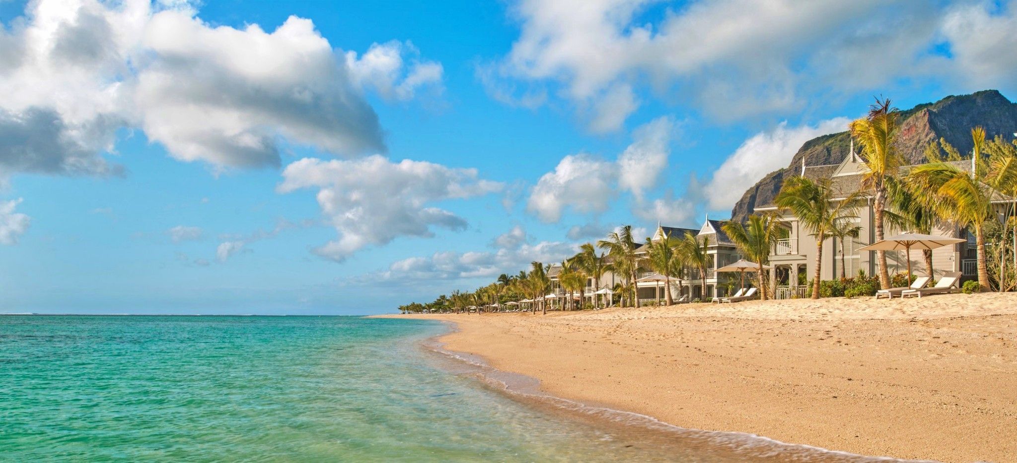 Ein Strand auf Mauritius, dahinter das Hotel "St. Regis Mauritius"