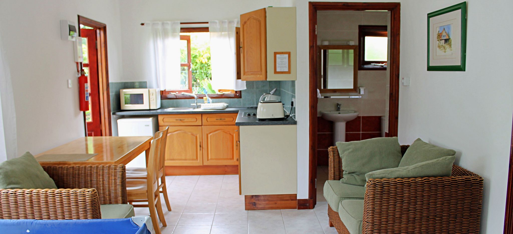 Wohnbereich mit Küchenzeile und Esstisch